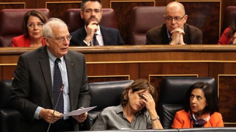 Josep Borrell junto a las ministras Dolores Delgado y Margarita Robles