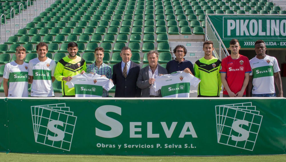 El presidente del Elche CF, Diego García, junto a Paco y Zeus Selva, de la empresa Obras y Servicios P. Selva.