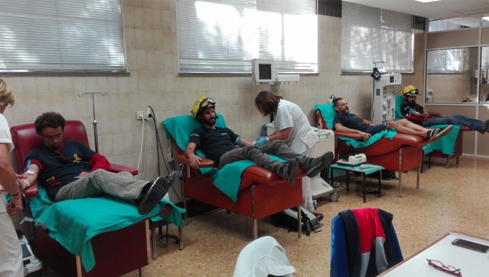 Bomberos forestales de Castellón donando sangre en el Hospital General. 
