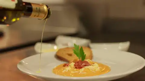 El rico salmorejo de De tal palo. Uno de los sitios por los que hay que pasar en Almería.