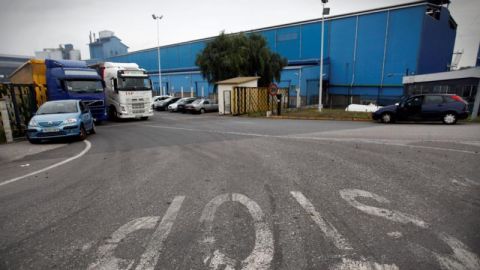 Exteriores de una de las factor&iacute;as de Alcoa