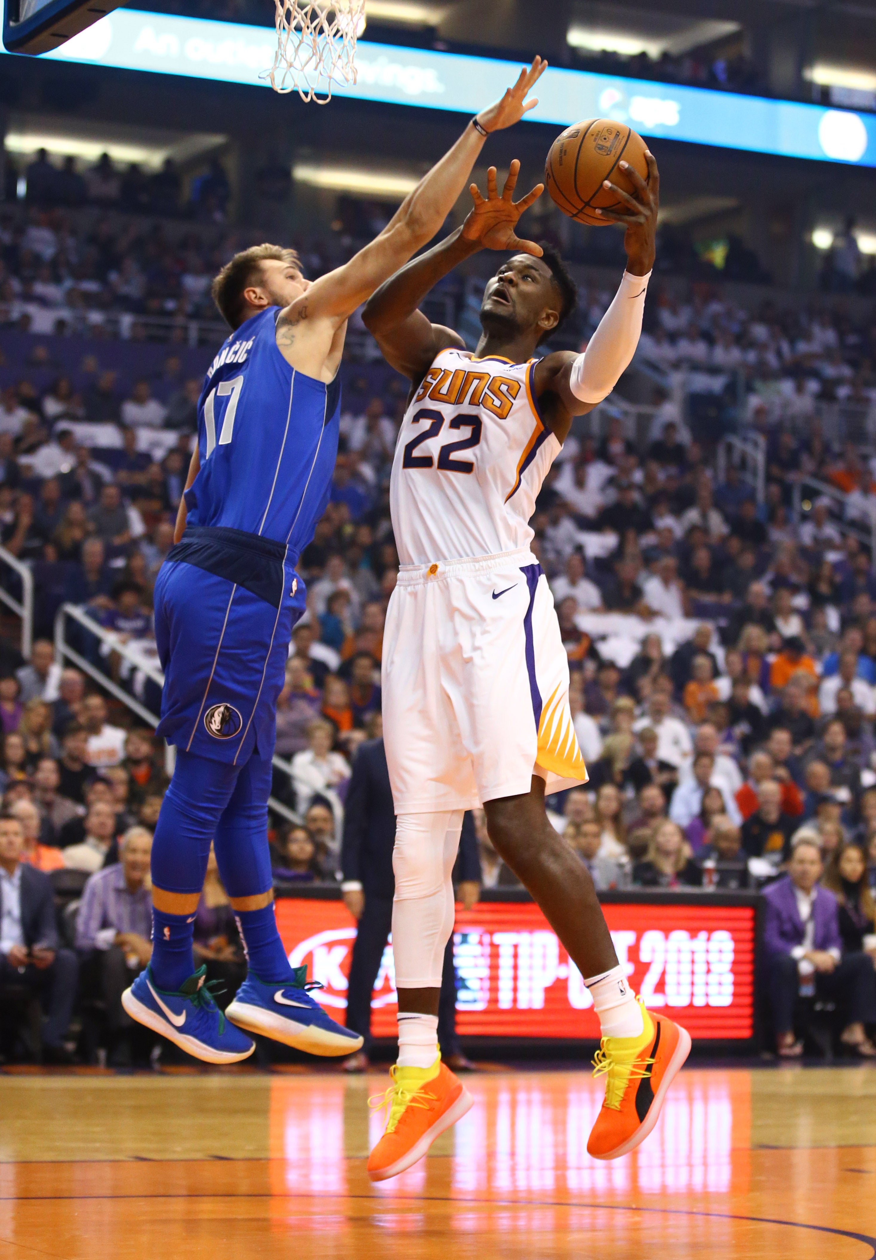 Booker agua la fiesta a Doncic en su debut en la NBA; partidazo de Mirotic ante los Rockets Booker agua la fiesta a Doncic en su debut en la NBA; partidazo de Mirotic ante los Rockets
