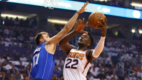 Luka Doncic, en acci&oacute;n ante los Suns