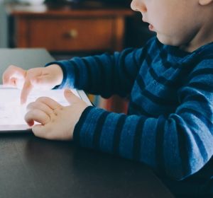 Pasar más de tres horas conectado a Internet aumenta un 79% las posibilidades de sufrir obesidad infantil. Pasar más de tres horas conectado a Internet aumenta un 79% las posibilidades de sufrir obesidad infantil.