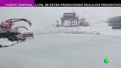Vuelos desviados, autovías sin visibilidad, montañas llenas de nieve: el gran temporal llega también a Andalucía Vuelos desviados, autovías sin visibilidad, montañas llenas de nieve: el gran temporal llega también a Andalucía