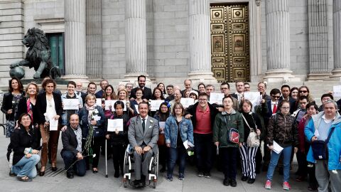 Miembros de diferentes colectivos a las puertas del Congreso de los Diputados