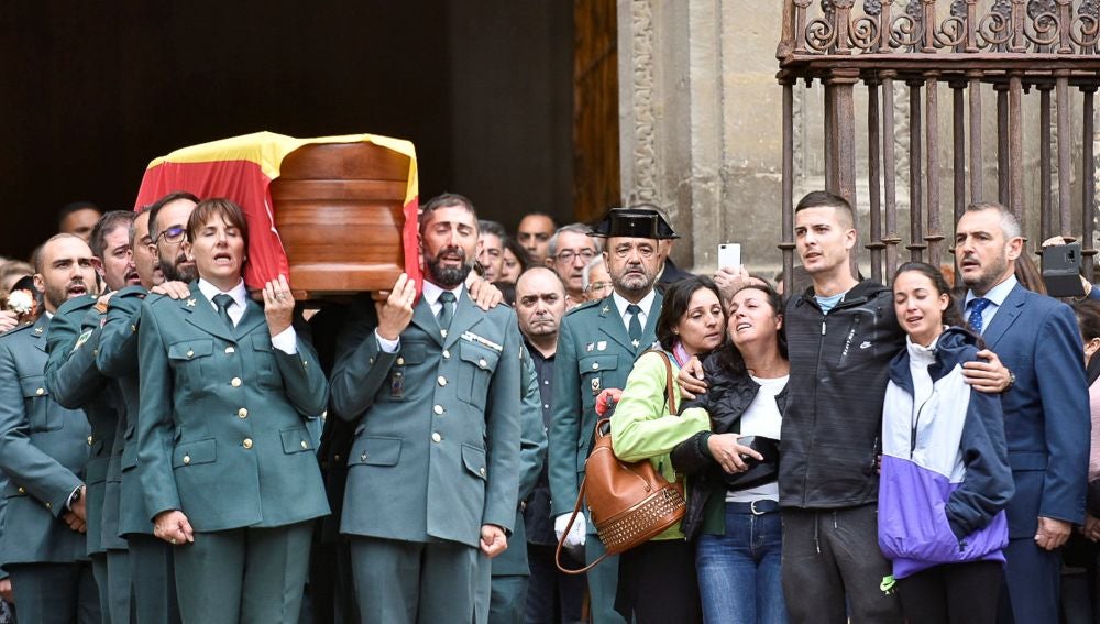 La familia del guardia civil asesinado en Granada, en su funeral