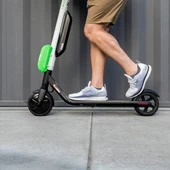 Imagen de archivo de un patinete eléctrico Imagen de archivo de un patinete eléctrico