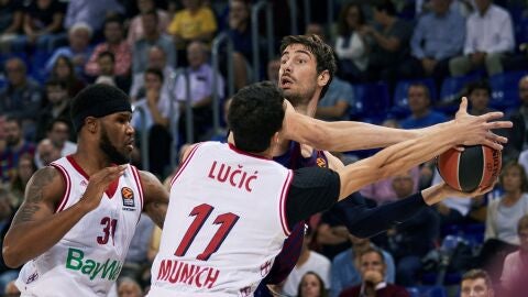 Tomic busca un pase ante la defensa de los jugadores del Bayern
