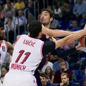 Tomic busca un pase ante la defensa de los jugadores del Bayern Tomic busca un pase ante la defensa de los jugadores del Bayern