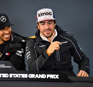 Hamilton y Fernando Alonso, sonrientes en la sala de prensa Hamilton y Fernando Alonso, sonrientes en la sala de prensa