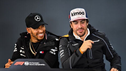Hamilton y Fernando Alonso, sonrientes en la sala de prensa