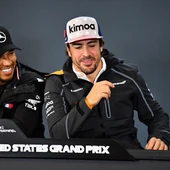 Hamilton y Fernando Alonso, sonrientes en la sala de prensa Hamilton y Fernando Alonso, sonrientes en la sala de prensa