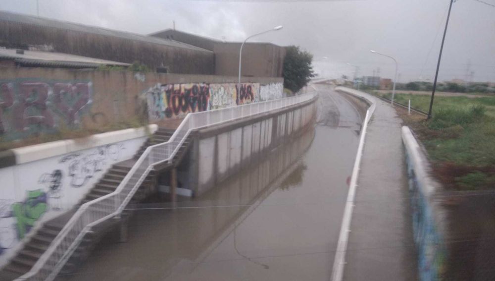 Imatge d´aquest matí del vial  d´accés a la carretera de Borriana, ara inundat d´aigua i intransitable. 