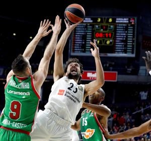 Llull intenta anotar ante la defensa del Baskonia Llull intenta anotar ante la defensa del Baskonia