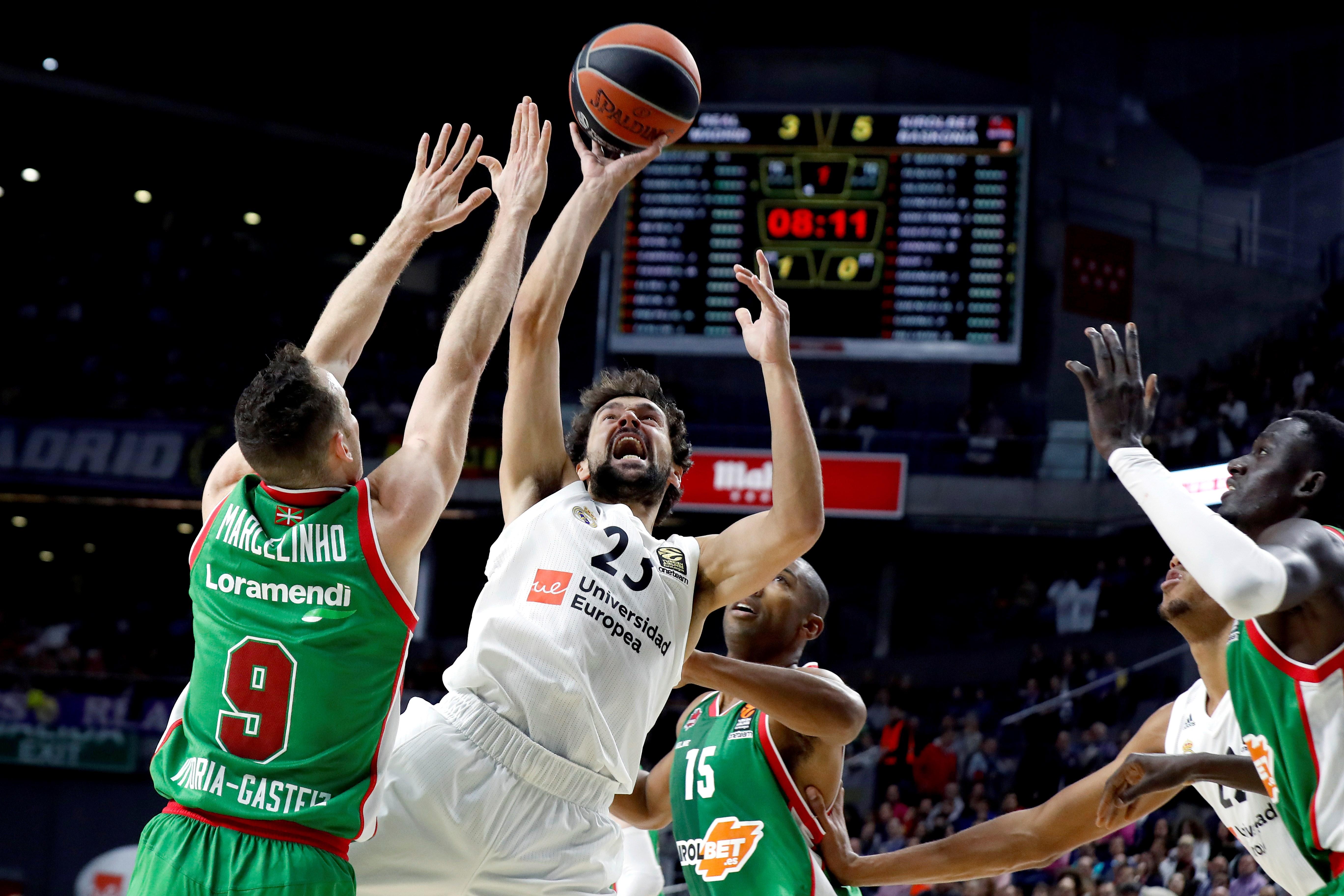 El Real Madrid se exhibe en el último cuarto y vence al Baskonia liderado por un gran Llull El Real Madrid se exhibe en el último cuarto y vence al Baskonia liderado por un gran Llull