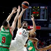 Llull intenta anotar ante la defensa del Baskonia Llull intenta anotar ante la defensa del Baskonia