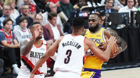 LeBron James, en acci&oacute;n ante los Blazers