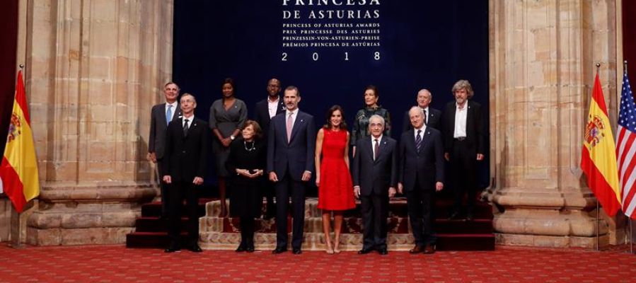 Los reyes de España posan para la foto de familia con los galardonados con los Premios Princesa de Asturias 2018 Los reyes de España posan para la foto de familia con los galardonados con los Premios Princesa de Asturias 2018