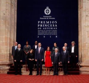 Los reyes de España posan para la foto de familia con los galardonados con los Premios Princesa de Asturias 2018 Los reyes de España posan para la foto de familia con los galardonados con los Premios Princesa de Asturias 2018