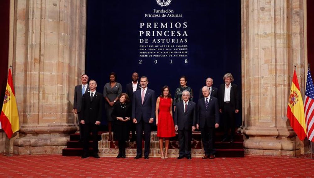 Los reyes de España posan para la foto de familia con los galardonados con los Premios Princesa de Asturias 2018
