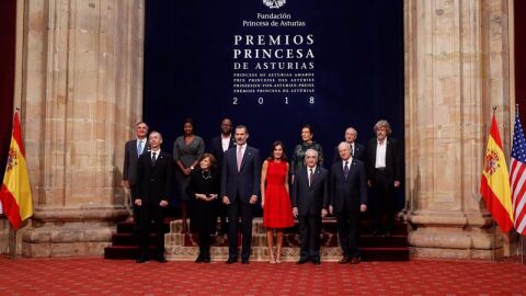 Los reyes de Espa&ntilde;a posan para la foto de familia con los galardonados con los Premios Princesa de Asturias 2018 