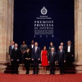 Los reyes de España posan para la foto de familia con los galardonados con los Premios Princesa de Asturias 2018