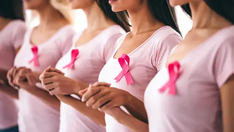 Mujeres con lazo rosa Mujeres con lazo rosa