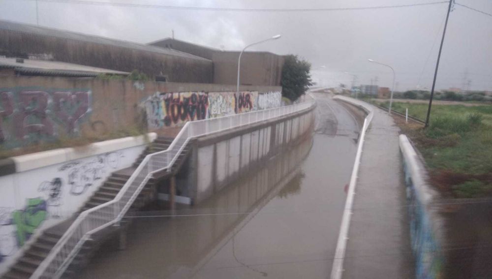 Imatge d´aquest matí del vial d´accés a la carretera de Borriana, ara inundat i tallat al tràfic. 