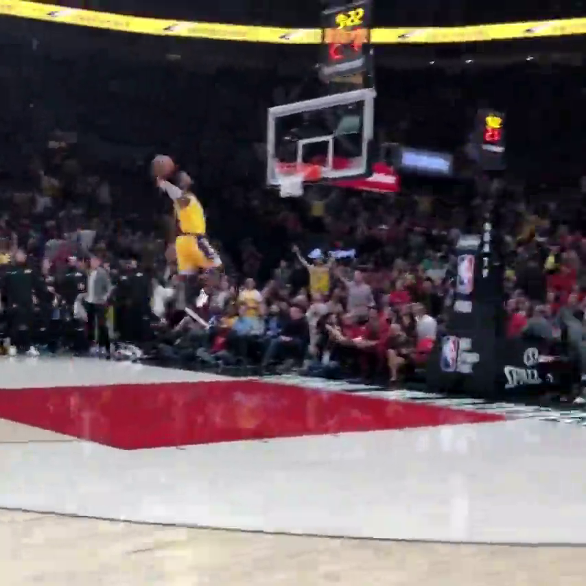 Se escuchan hasta sus pasos: el brutal vídeo a pie de pista del 'tomahawk' de LeBron James en Portland Se escuchan hasta sus pasos: el brutal vídeo a pie de pista del 'tomahawk' de LeBron James en Portland