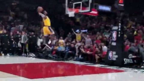 Se escuchan hasta sus pasos: el brutal v&iacute;deo a pie de pista del 'tomahawk' de LeBron James en Portland