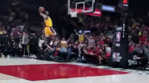 Se escuchan hasta sus pasos: el brutal vídeo a pie de pista del 'tomahawk' de LeBron James en Portland Se escuchan hasta sus pasos: el brutal vídeo a pie de pista del 'tomahawk' de LeBron James en Portland
