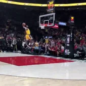 Se escuchan hasta sus pasos: el brutal vídeo a pie de pista del 'tomahawk' de LeBron James en Portland Se escuchan hasta sus pasos: el brutal vídeo a pie de pista del 'tomahawk' de LeBron James en Portland