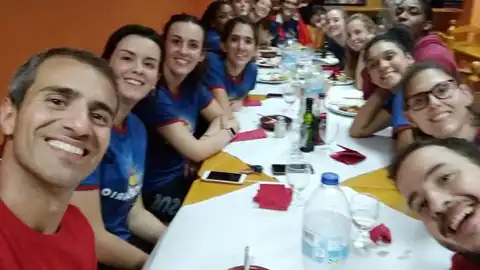 Leo Passerine, técnico del ESD - Granadas de Elche, con los componentes de su plantilla en el Club Voleibol Elche. VOLEIBOL