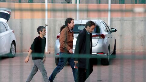 El l&iacute;der de Podemos, Pablo Iglesias, a su llegada a la prisi&oacute;n de Lledoners