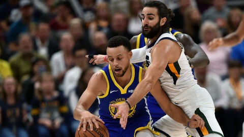 Ricky Rubio intenta robar el bal&oacute;n a Stephen Curry