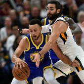 Ricky Rubio intenta robar el balón a Stephen Curry Ricky Rubio intenta robar el balón a Stephen Curry