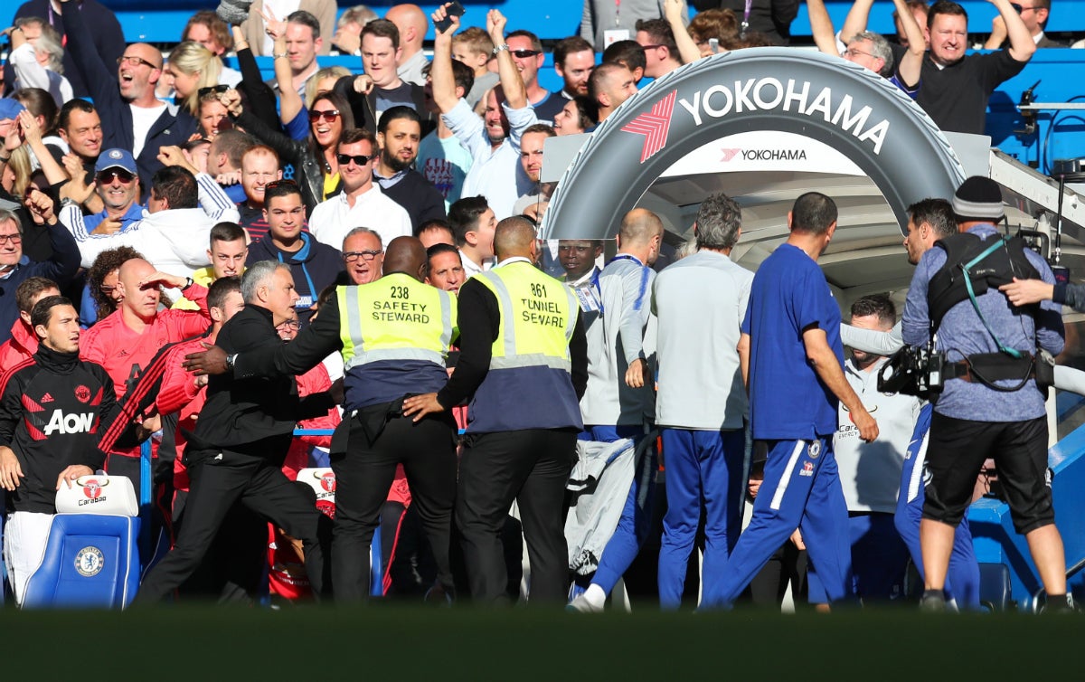 Jose Mourinho casi llega a las manos con un miembro del banquillo del Chelsea Jose Mourinho casi llega a las manos con un miembro del banquillo del Chelsea