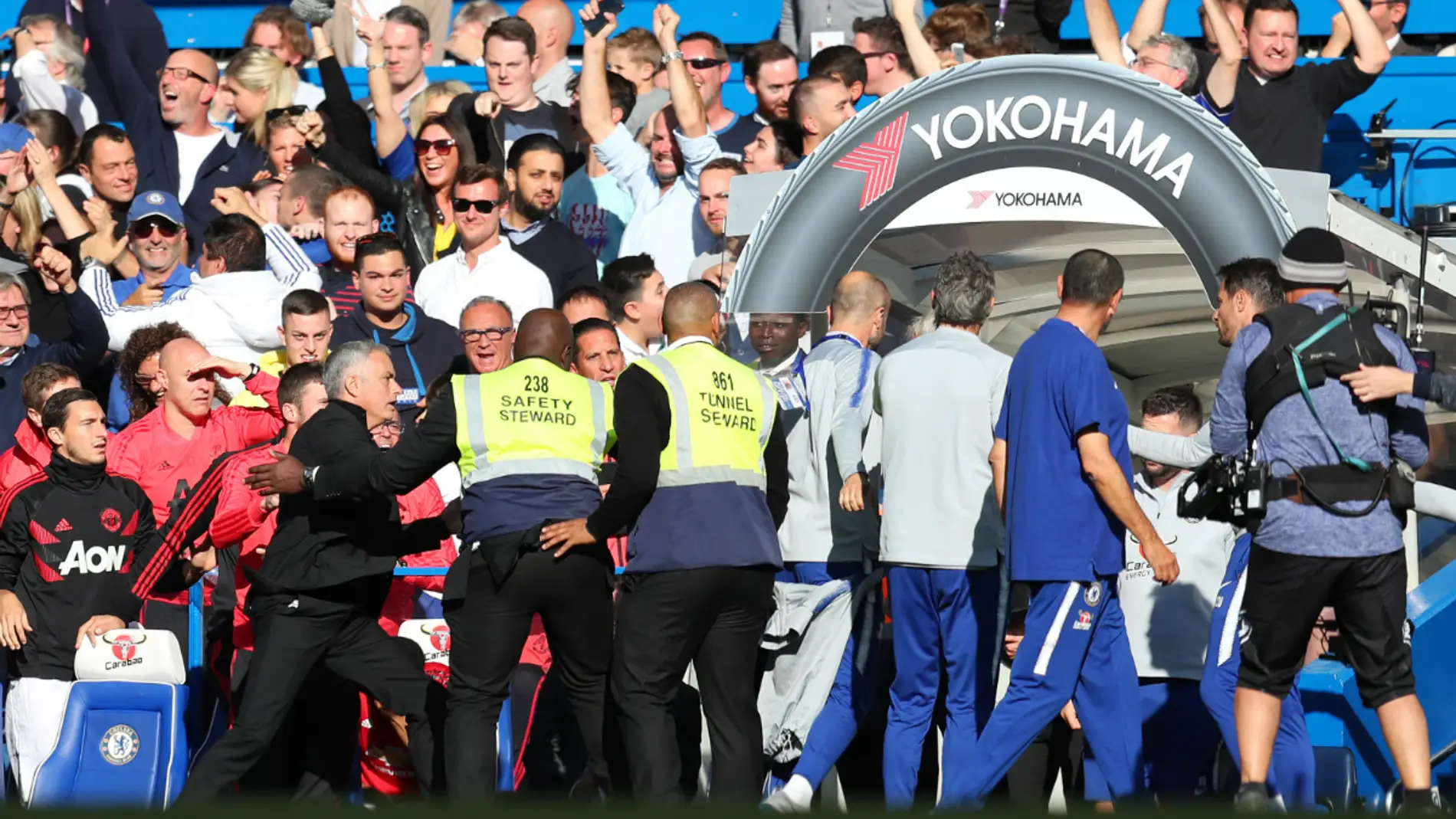Mourinho, sujetado por los 'stewards'
