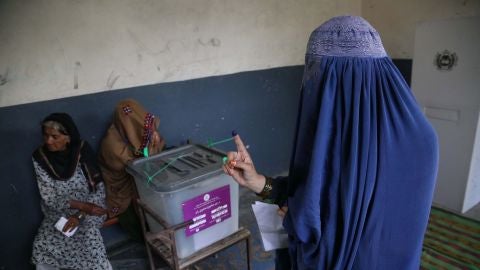 Imagen de una mujer votando en Afganistán