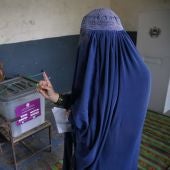 Imagen de una mujer votando en Afganistán