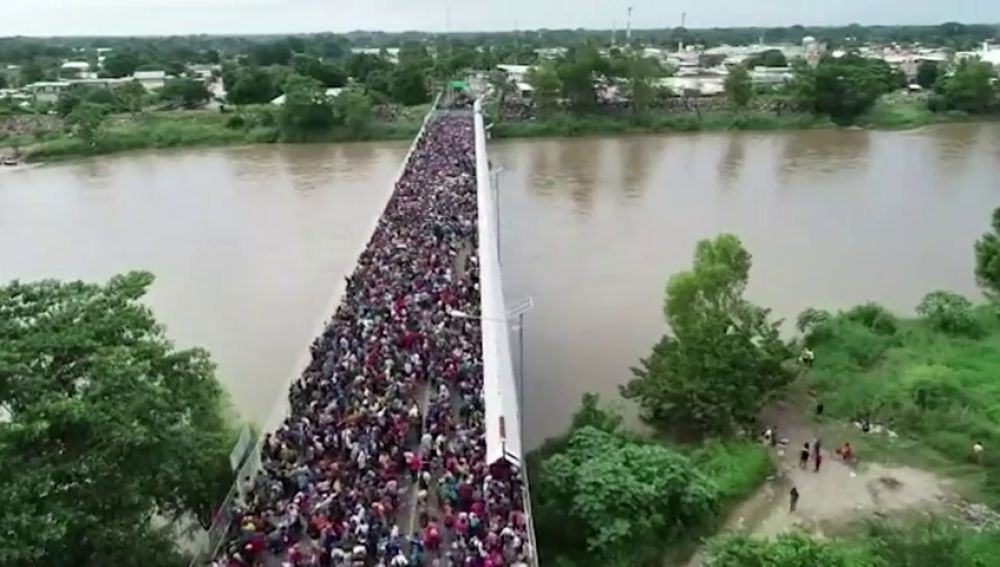 Miles de hondureños fuerzan la valla fronteriza de Guatemala y entran en México a pesar de las amenazas de Trump de no dejarles entrar en EEUU