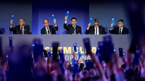 Los Socios Compromisarios del Bar&ccedil;a votan 's&iacute;'