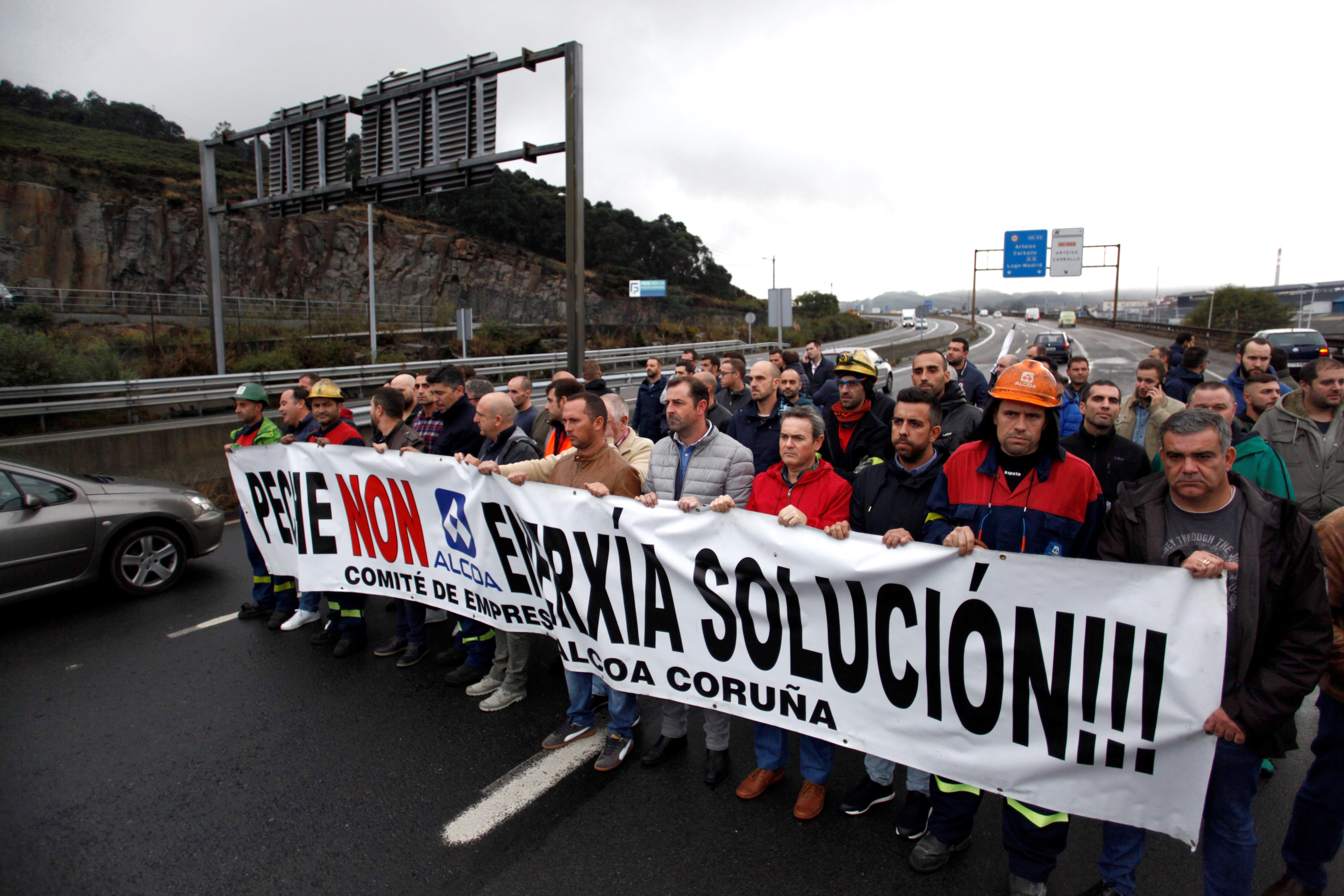 Unos 100 empleados de Alcoa protestan frente a la Xunta para pedir la "intervención" de la planta coruñesa Unos 100 empleados de Alcoa protestan frente a la Xunta para pedir la "intervención" de la planta coruñesa