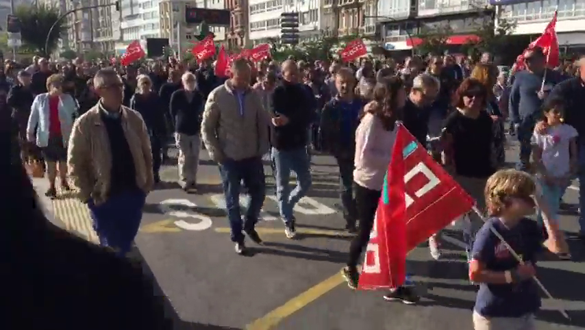 Miles de personas se manifiestan en A Coruña contra el cierre de Alcoa Miles de personas se manifiestan en A Coruña contra el cierre de Alcoa