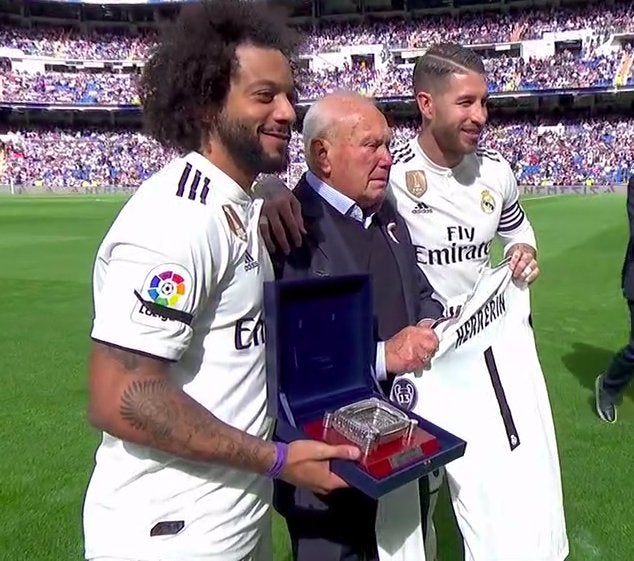 El Real Madrid homenajea a Agustín Herrerín, exdelegado de campo durante más de 18 años El Real Madrid homenajea a Agustín Herrerín, exdelegado de campo durante más de 18 años