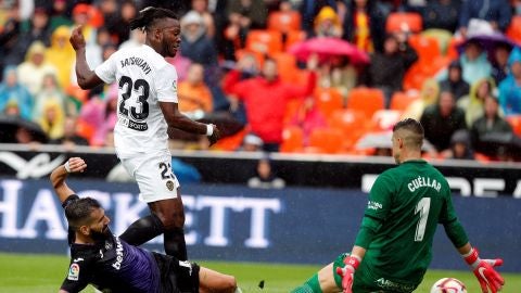 El delantero belga del Valencia Michy Batshuayi, intenta superar al portero del Legan&eacute;s, "Pichu" Cu&eacute;llar 