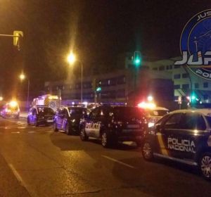 Imagen de coches de Policía tras el intento de fuga en el CIE de Aluche Imagen de coches de Policía tras el intento de fuga en el CIE de Aluche