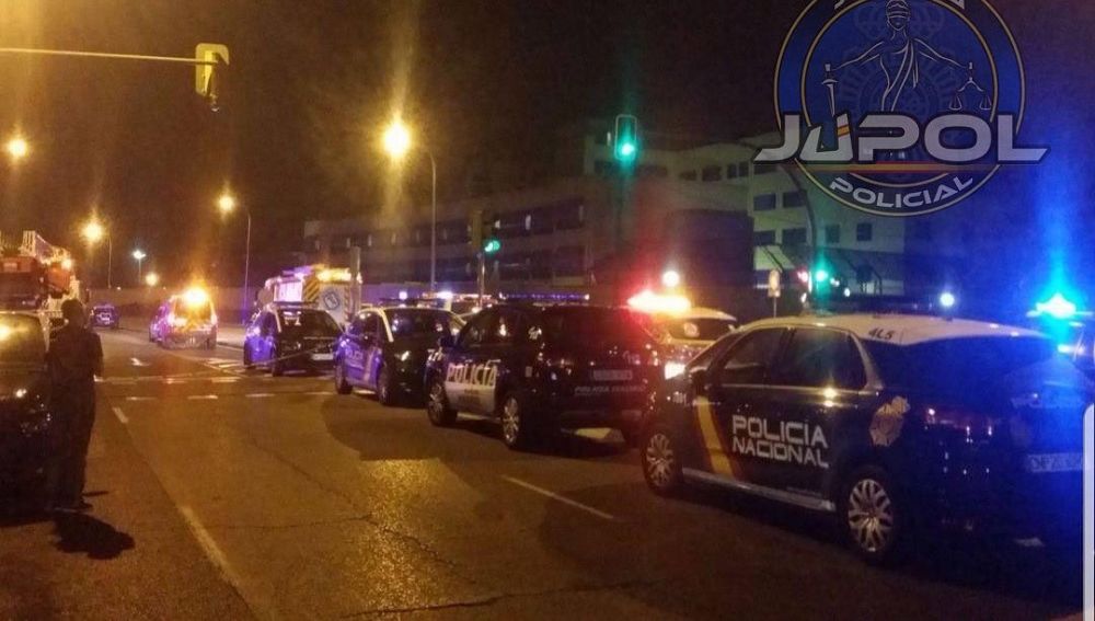 Imagen de coches de Policía tras el intento de fuga en el CIE de Aluche