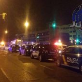 Imagen de coches de Policía tras el intento de fuga en el CIE de Aluche